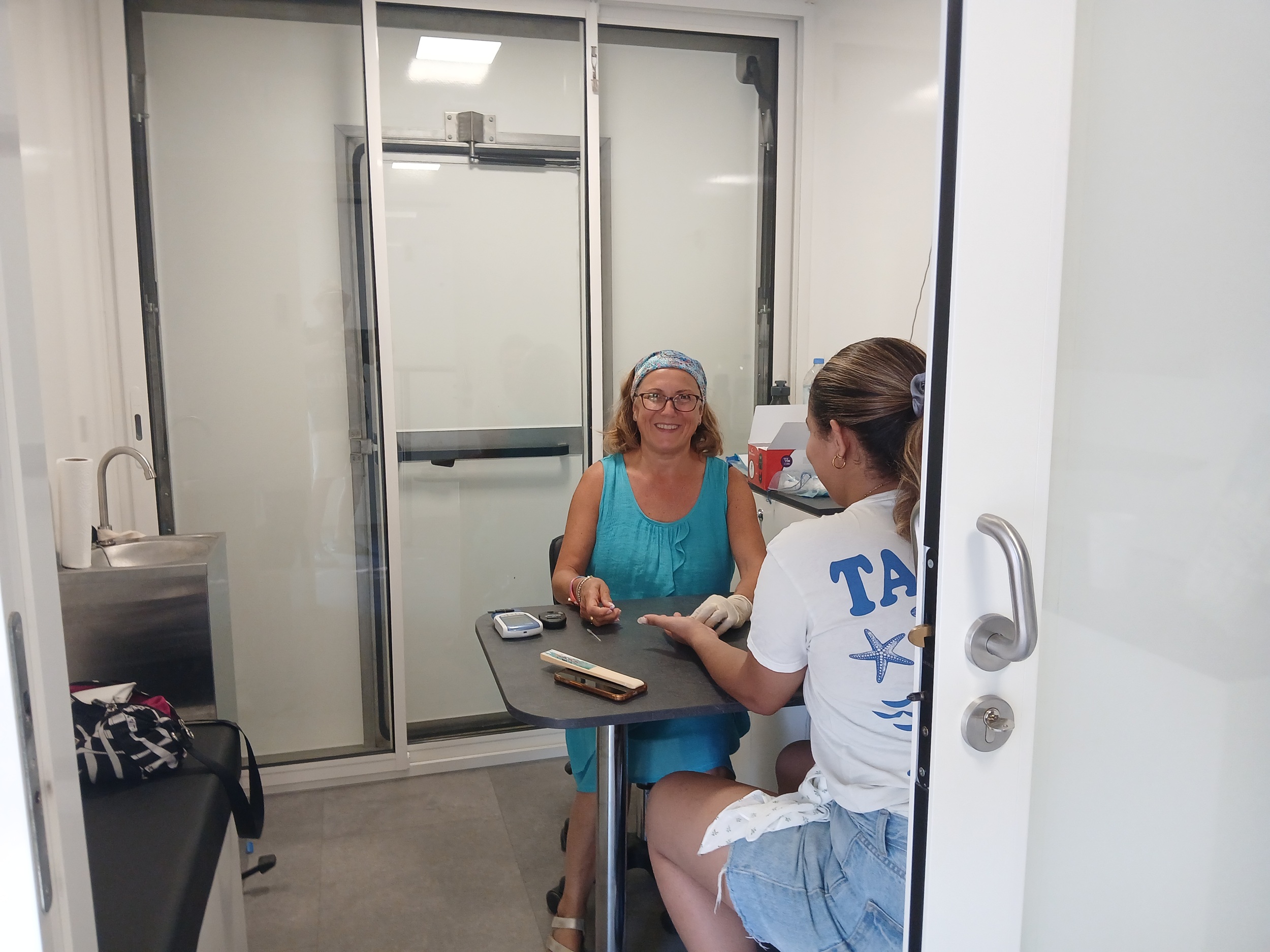 La tournée "bon été bons réflexes" pour surveiller la santé cardio-vasculaire soutenu par l’ARS d’Occitanie avec comme ici avec la présence d’une infirmière libérale venue procéder aux différentes testes que pourront bénéficier les patients. À Toulouse plage ou elle présente du 7 au 8 août © S.LAGOUTIERE / FHI 2025