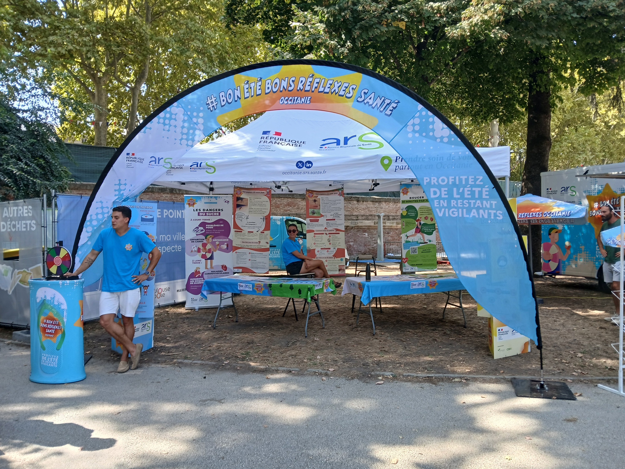 La tournée "bon été bons réflexes" pour surveiller la santé cardio-vasculaire soutenu par l’ARS d’Occitanie avec comme ici la tente d'accueil des animations à Toulouse plage ou elle présente du 7 au 8 août © S.LAGOUTIERE / FHI 2025