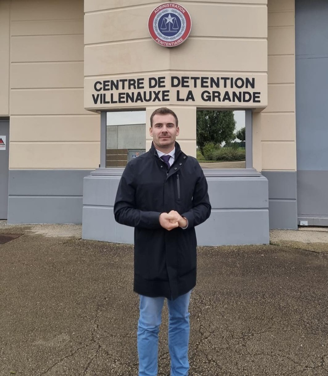 Le Député de la 1ère circonscription de l'Aube Jordan GUITTON lors d’une visite le 17 septembre dernier au Centre de détention Villenauxe la Grande © Compte Facebook Jordan GUITTON