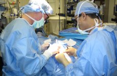 Opération consistant a la greffe d'un organe (archives)
