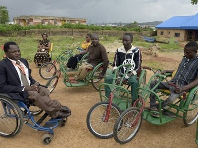 le fondateur_du_centre_au_nigeria_qui_fabrique_des_fauteuils
