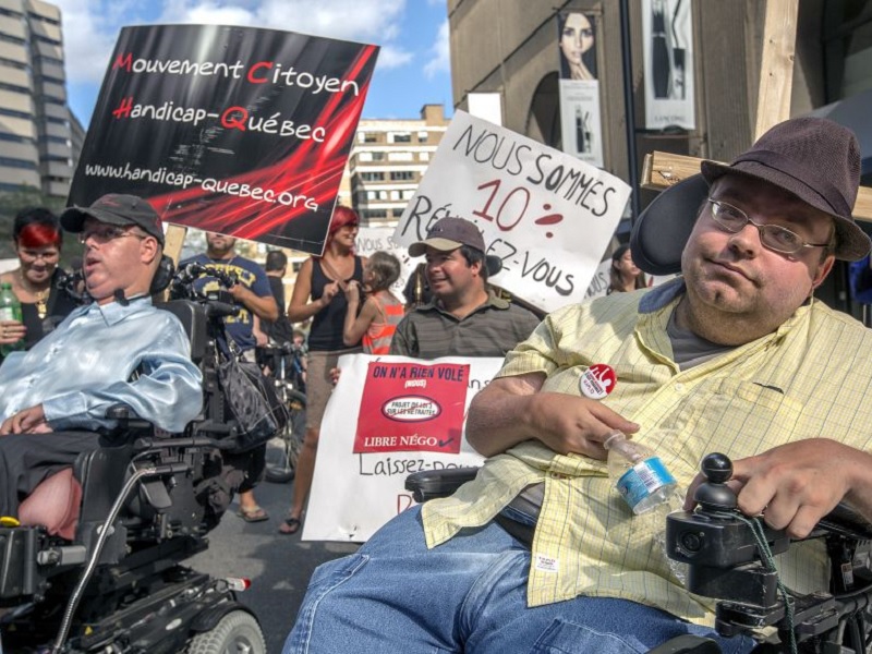 Des manifestants de l association Mouvent citoyen Handicap_Quebec et son fondateur le 2 septembre 2014