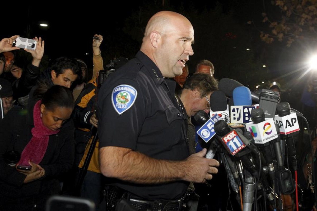 Le chef de la police de San Bernardino annoncant l identite des deux suspects