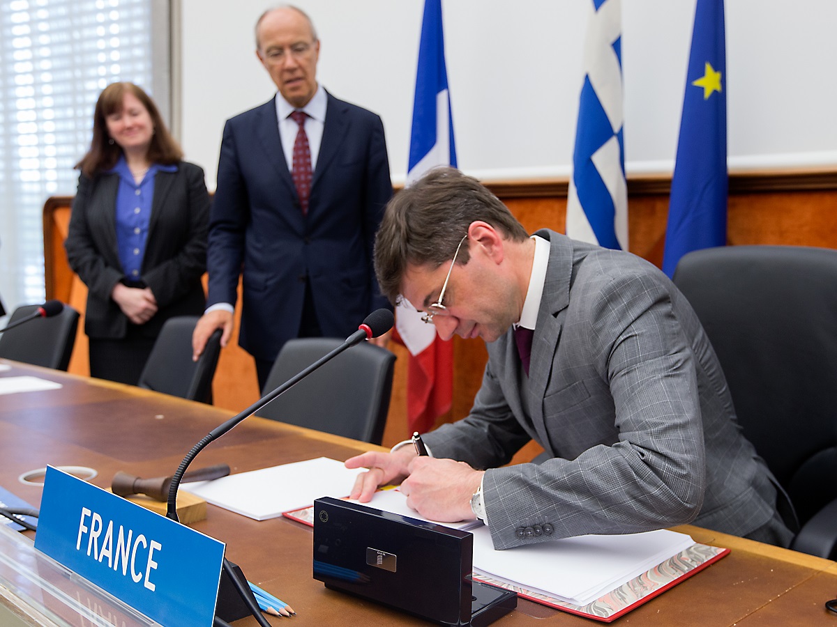 La France signant le 30 avril 2014 le Traite de Marrakech mais la toujours ratifie