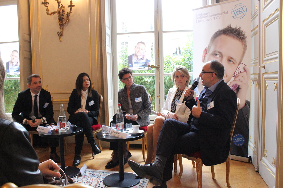 Au premier plan le president de l ADAPT 