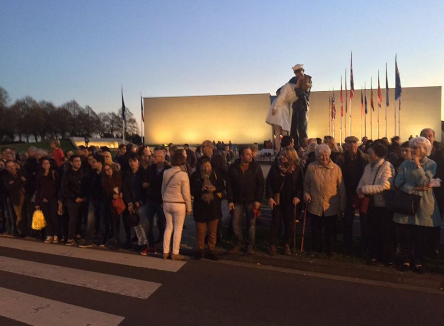 Beaucoup de monde a l arrivee de Antoine AOUN au memorial de Caen le 31 octobre 2015
