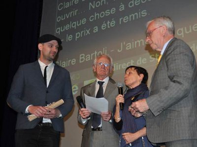 &Eacute;mu, Bard ROSSEVOLD a droite auteur du court m&eacute;trage aquarium re&ccedil;oit son prix de la main du maire, Patrick NAYL. &copy;festivalauautreregard