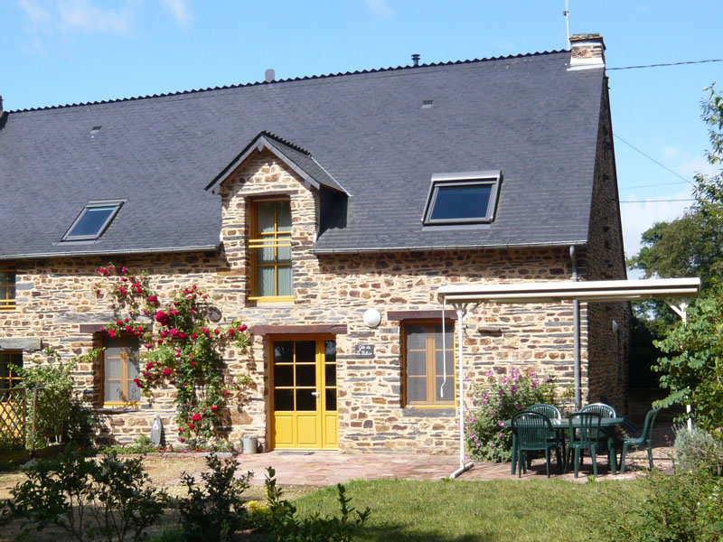 Façade extérieur du Gîte la Hilais situé à à 10 minutes de la cité des métiers d'art de La Gacilly, au cœur d'une Bretagne vallonnée et verdoyante, qu’Anne-Marie vous accueille dans son havre de paix et de nature. Accessibilité Handicap : Physique, Visuel et Mental ©Ell prod - Diaphane Gite la Hilais