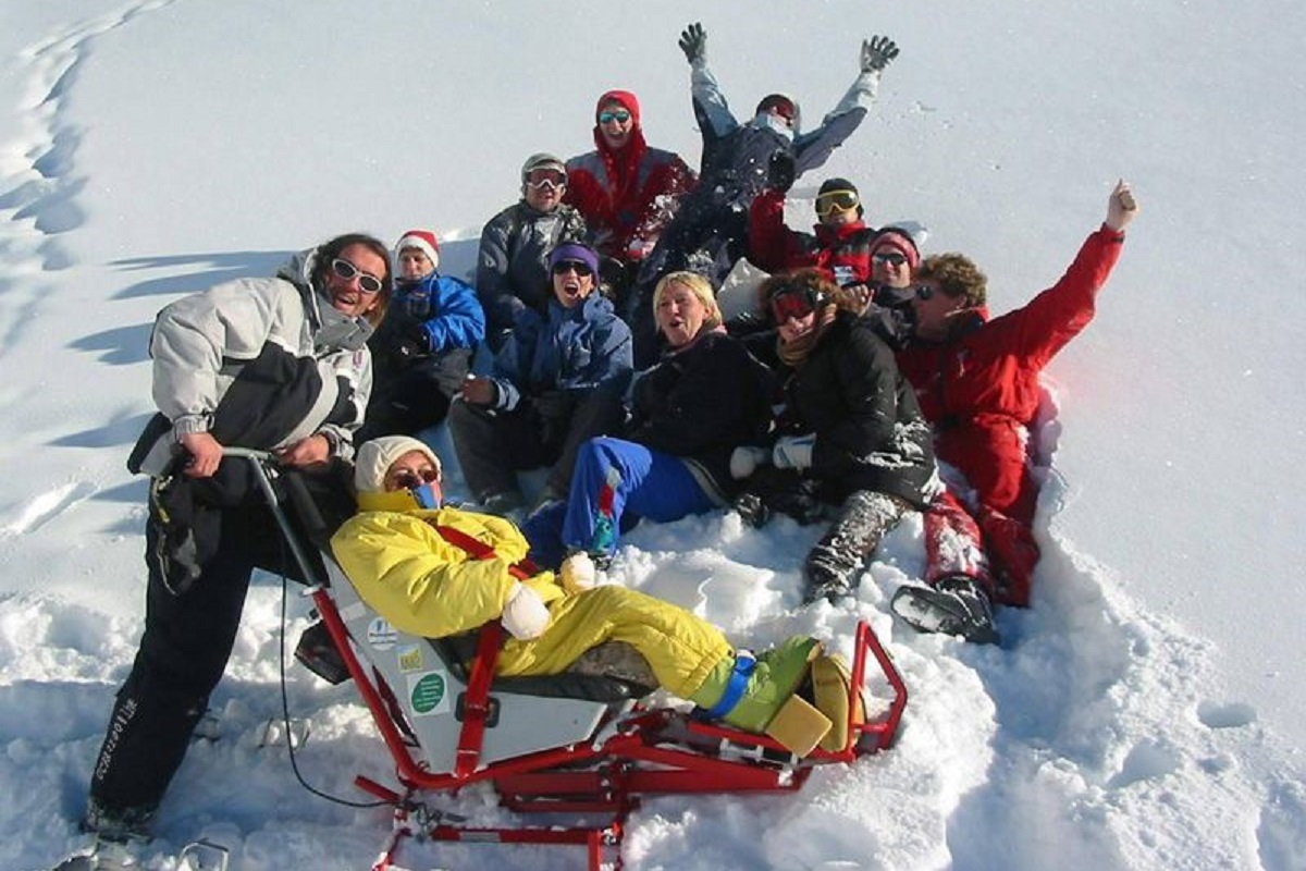 Un groupe de skieur en tandem avec l'association ANAE