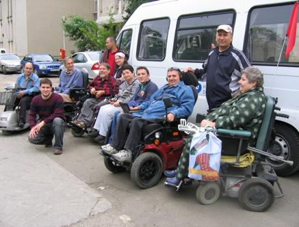 l'association qui se d&eacute;veloppe gr&acirc;ce &agrave; un minibus adapt&eacute; re&ccedil;u en 2009 Rodica et ses amis se d&eacute;placent d&eacute;sormais dans la r&eacute;gion de Arad soit pour de simples promenades, soit pour participer &agrave; divers salons, s&eacute;minaires ou conf&eacute;rences pouvant aider &agrave; une v&eacute;ritable int&eacute;gration sociale des personnes handicap&eacute;es dans la soci&eacute;t&eacute;.