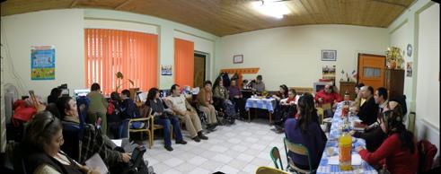 les membres de l'association Association roumaine de personnes atteintes de dystrophies musculaires, succursale d'Arad cr&eacute;&eacute;e par Rodica r&eacute;unis dans le local associatif 