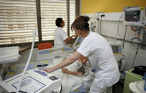 Un homme dans une chambre d’hôpital suite à accident vasculaire cérébral (AVC) est la première cause de mortalité pour les femmes et la première cause de handicap acquis de l’adulte. © DP / FHI