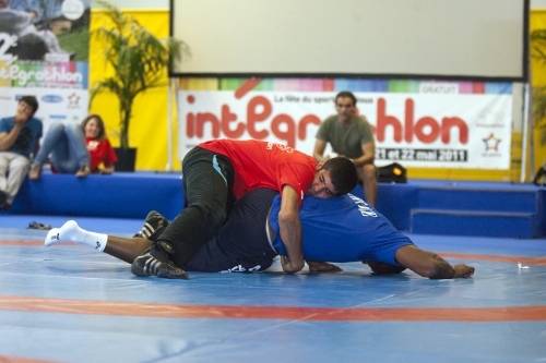 2011.05.21.deux-sportif-des-sports-adaptes-lors-d-une-prise-de-judo-le-21-et-22-mai-2011