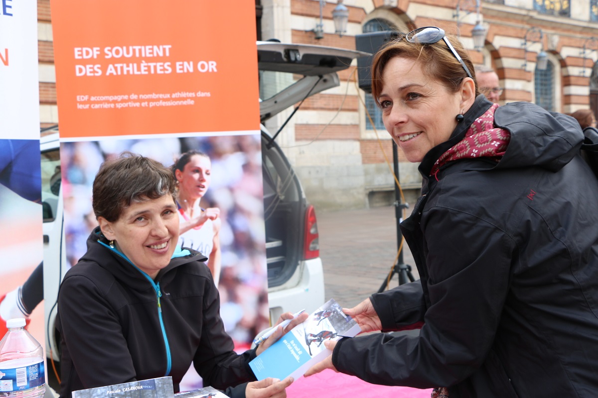Pascale CASANOVA  en pleine dedicace de son livre