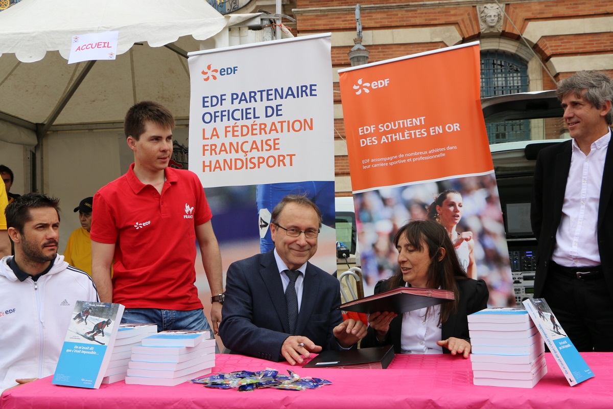 Signature et remise de cheque convention Handisport EDF