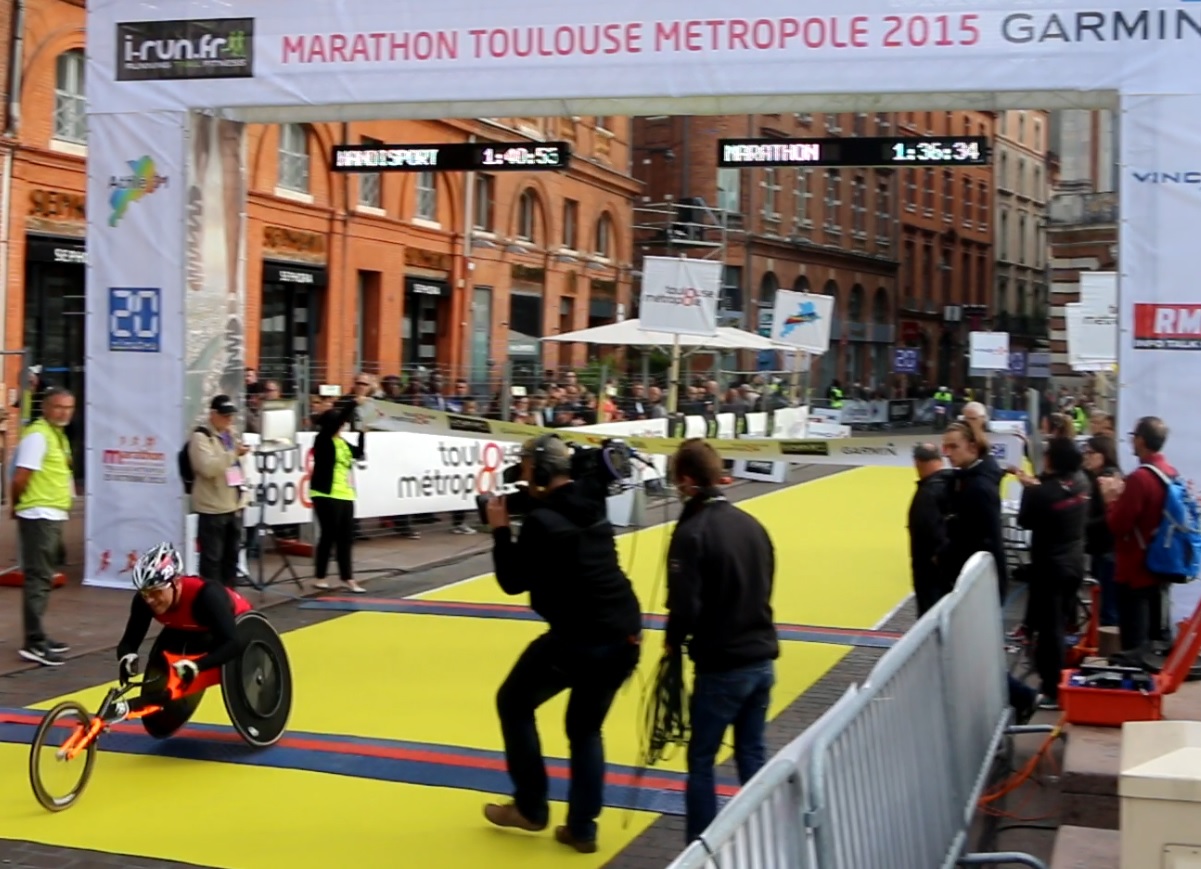 Denis LEMEUNIER franchisant la ligne d'arrivee