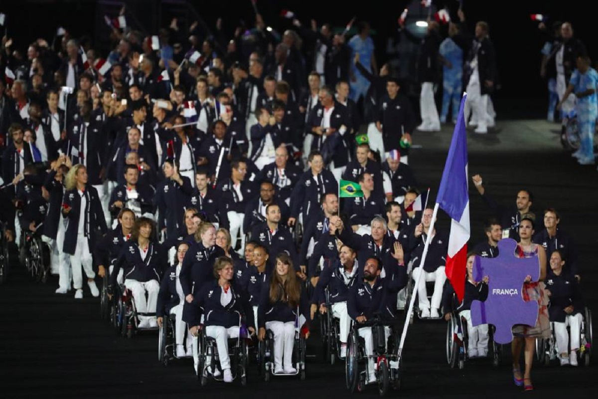 l Equipe de France defilant avec son porte drapeau a Rio