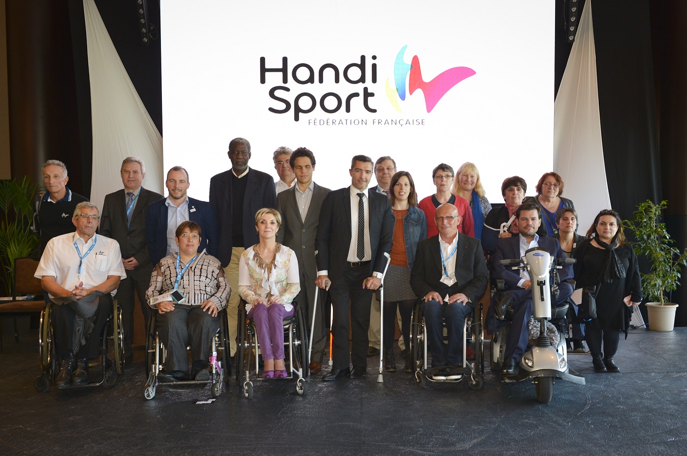 Frederic Delpy president au centre et les nouveaux membres du Comite directeur elus pour cinq ans 2017 2021 de la Federation Francaise Handisport