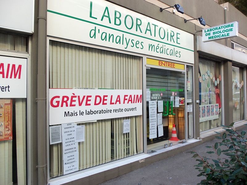 Patrick LEPREUX President du Syndicat des Biologistes Praticiens devant son laboratoire en janvier lors de sa première grêve de la faim
