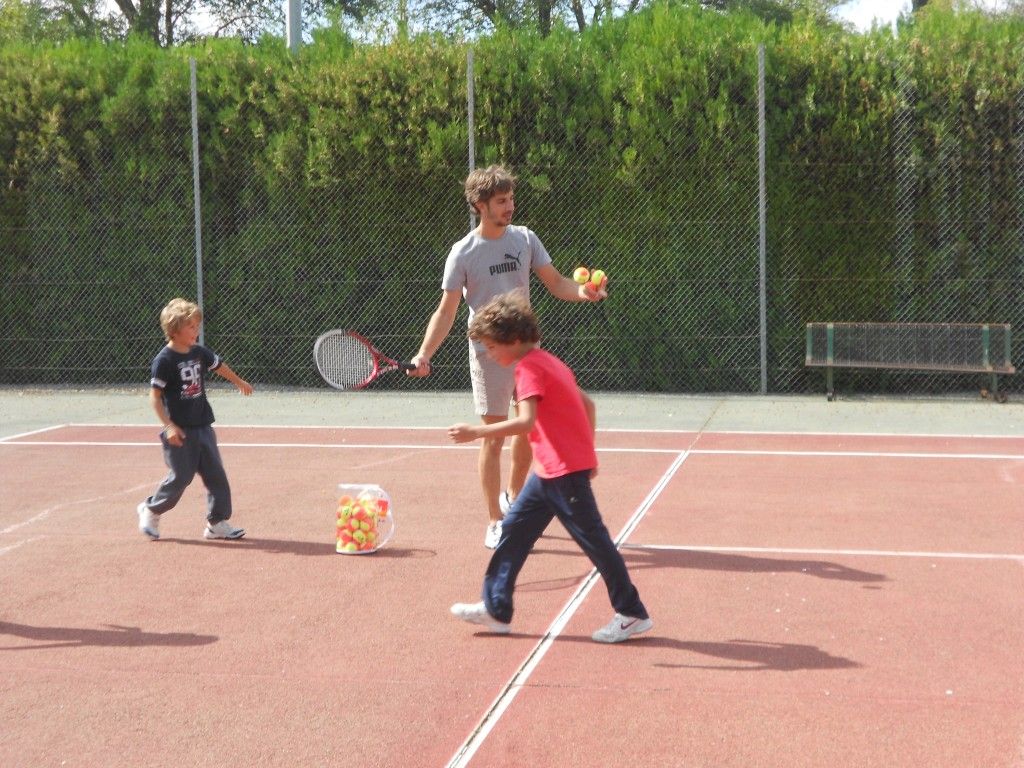 Le tennis joue par des enfants