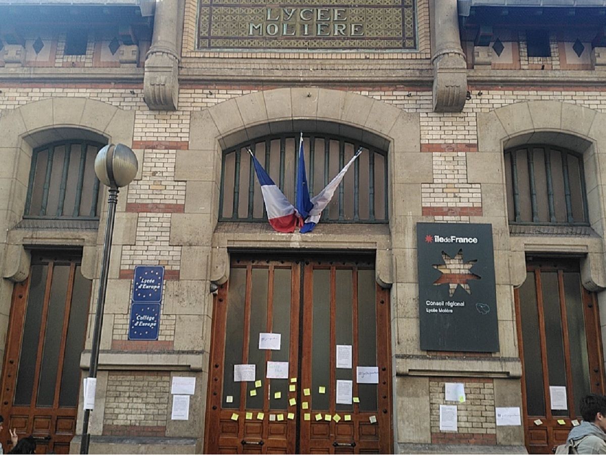 Les portes du lycee Moliere ornees de soutiens JusticePourAmelie