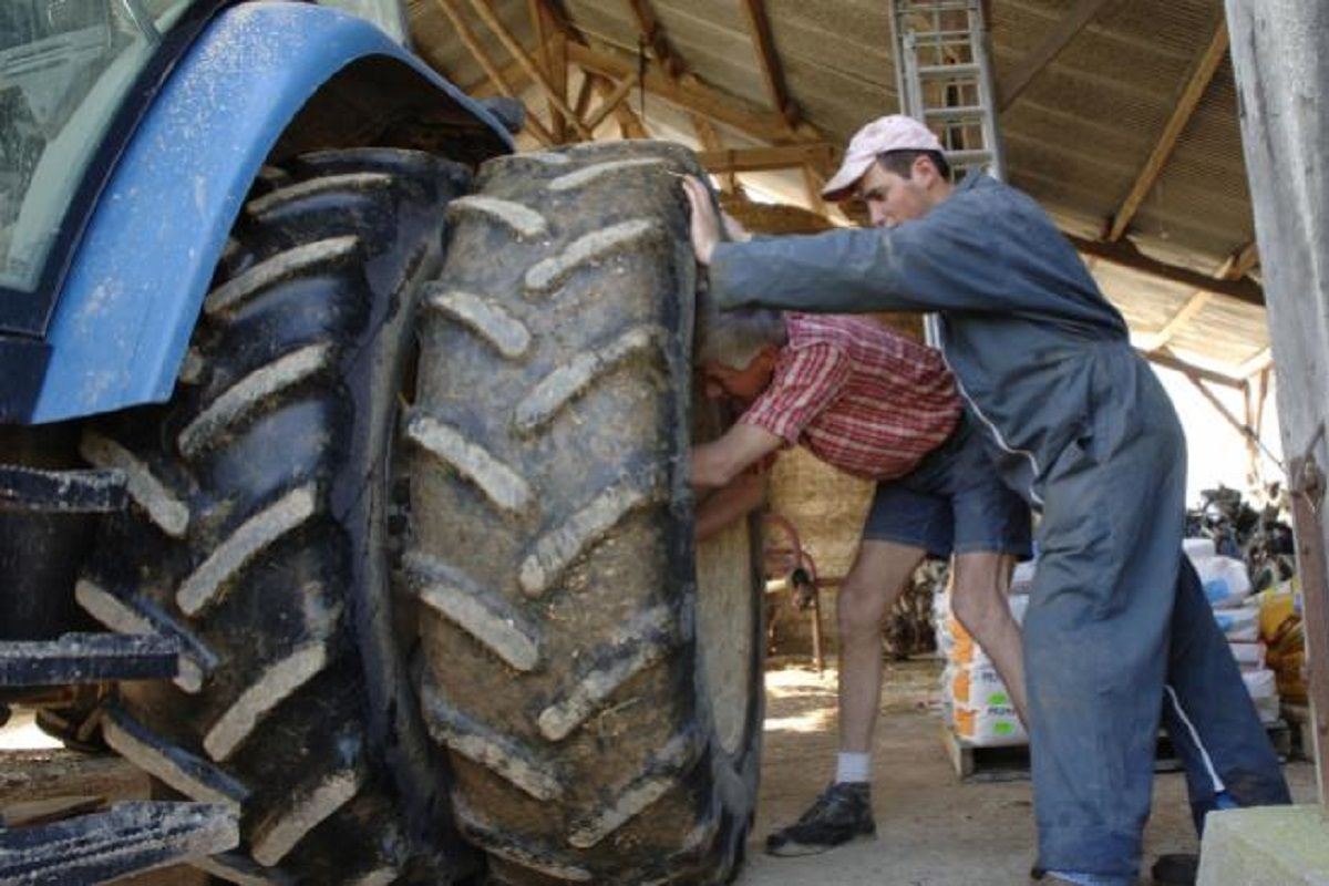 Deux personnes reparant un tracteur