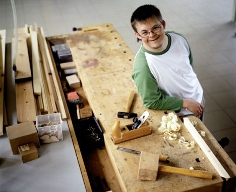 Un jeune trisomique en formation professionnelle dans la menuiserie en Suisse (Illustration)