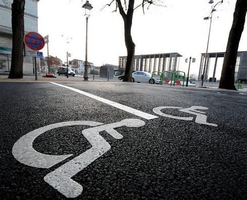 stationnement handicape Niort comme celles à l'angle des rues de l'Ancienne-Poudrière (Illustration 2011)