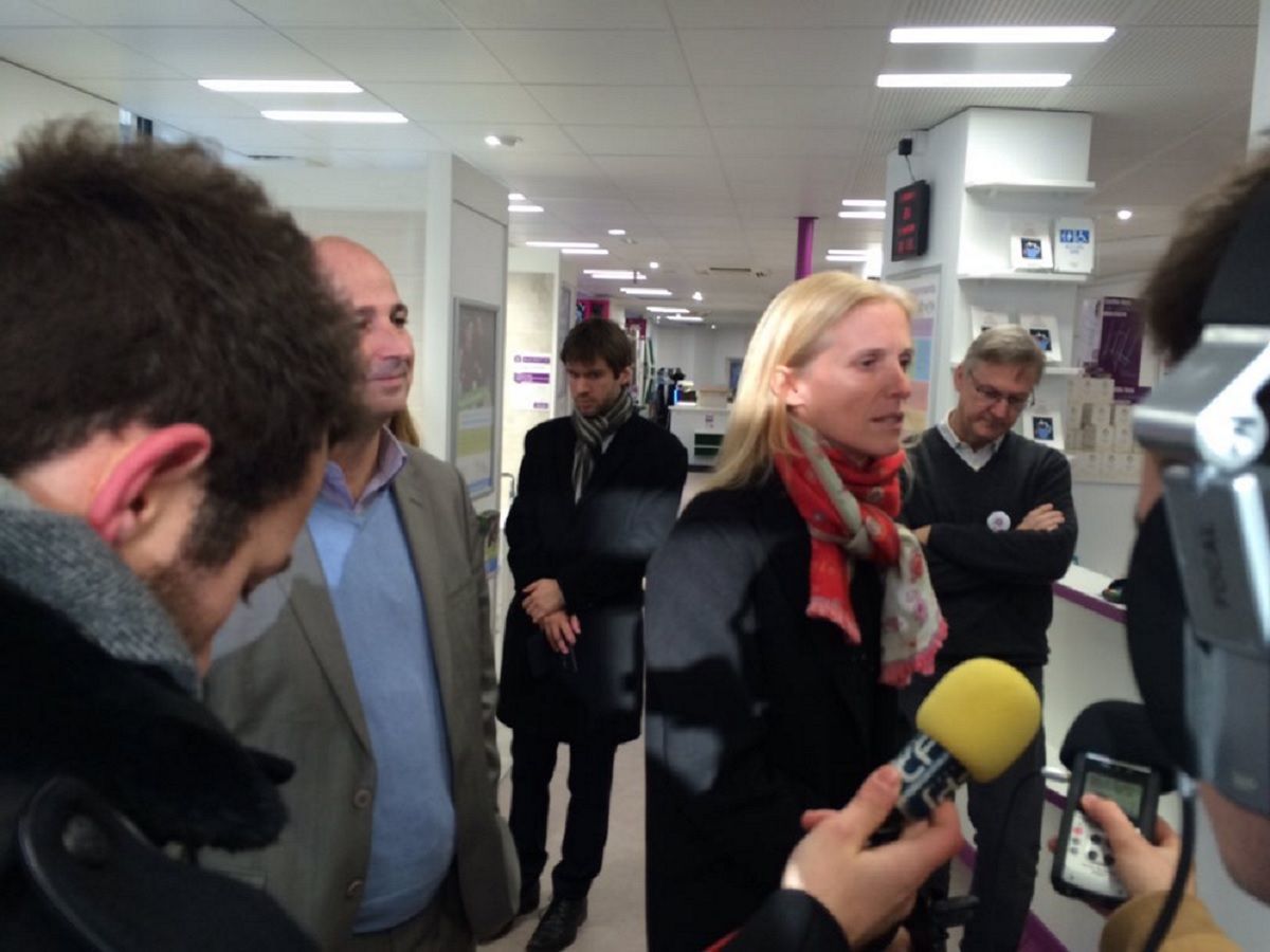 Segolene NEUVILLE_repondant_ici_aux_journalistes_en_visite_dans_un_magasin_specialise_avec_Bernard_JOMIER_le_Maire_Adjoint_de_Paris