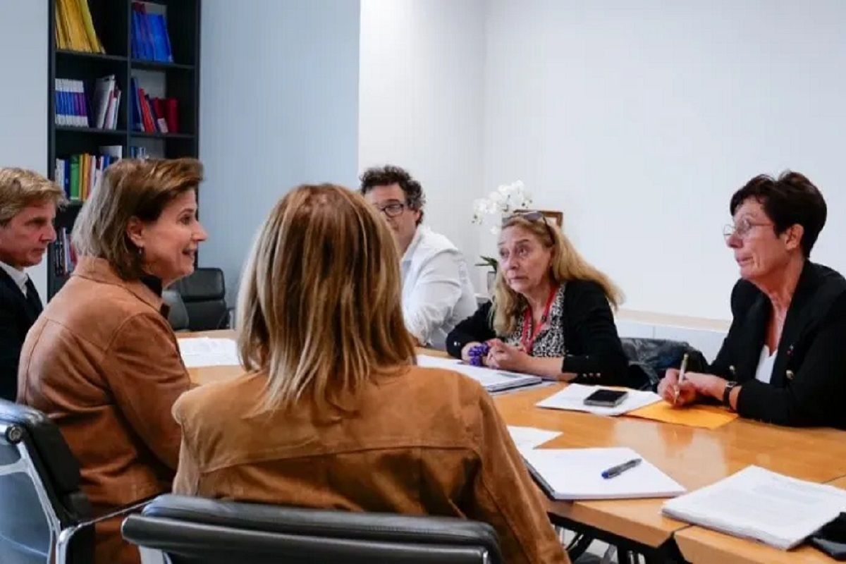 Laurence TIENNOT-HERMENT, Présidente de l’AFM-Téléthon, et Pascale RIBES, Présidente d’APF France handicap devant de le défenseur des droits pour déposer une alerte c86df