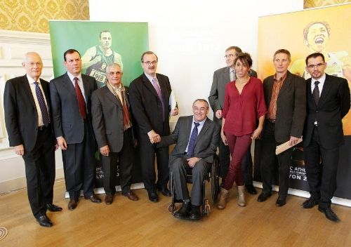 Au centre G&eacute;rard MASSON pr&eacute;sident serrant la main (a gauche)a Fran&ccedil;ois CARENCO, Pr&eacute;fet de la R&eacute;gion Rh&ocirc;ne Alpes et de la Championne paralympique et ambassadrice de l&rsquo;&eacute;v&eacute;nement, Assia EL&rsquo;HANNOUNI (A droite) avec tout autour les membres du comit&eacute; d&rsquo;organisation &raquo;, baptis&eacute; &laquo; COMAP &raquo;