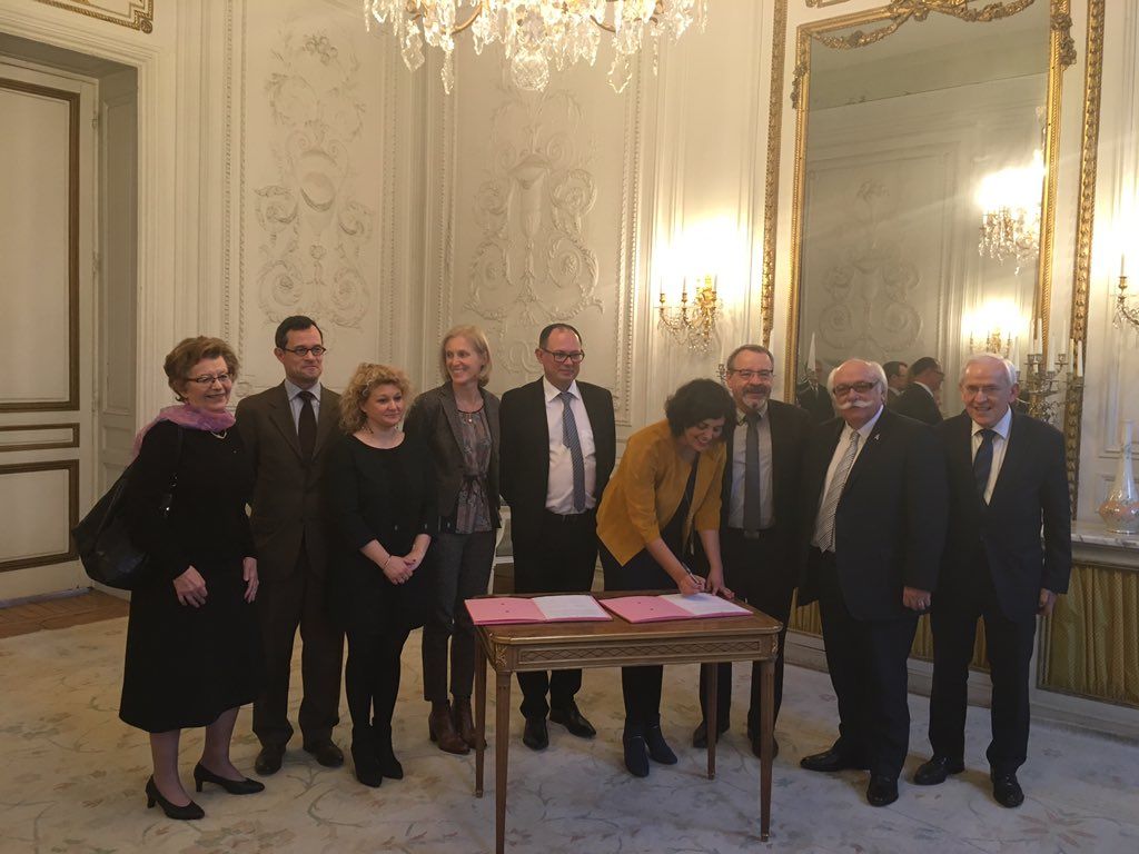 Signature du contrat par avec la ministre du travail investissement pour la creation de 5000 emploi dans les entreprises adaptes
