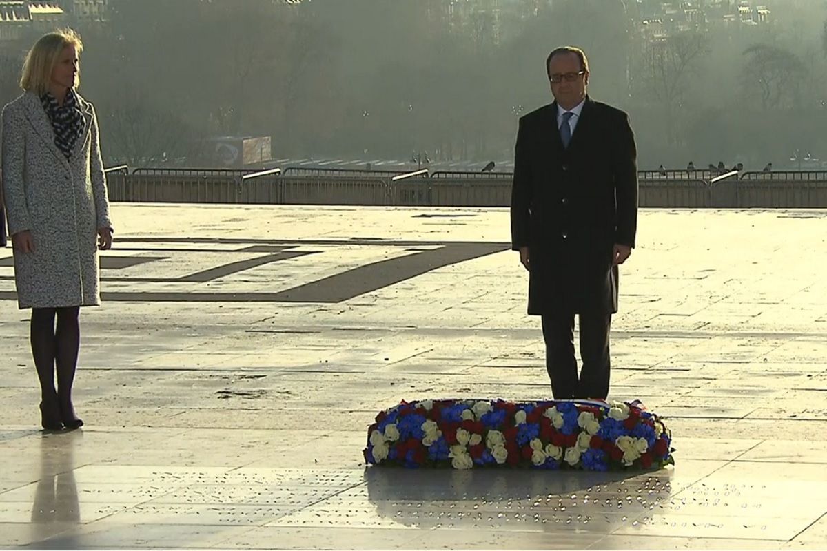 Ceremonie d hommage aux victimes civiles handicapees ou malades depot d une gerbe devant la plaque commerative