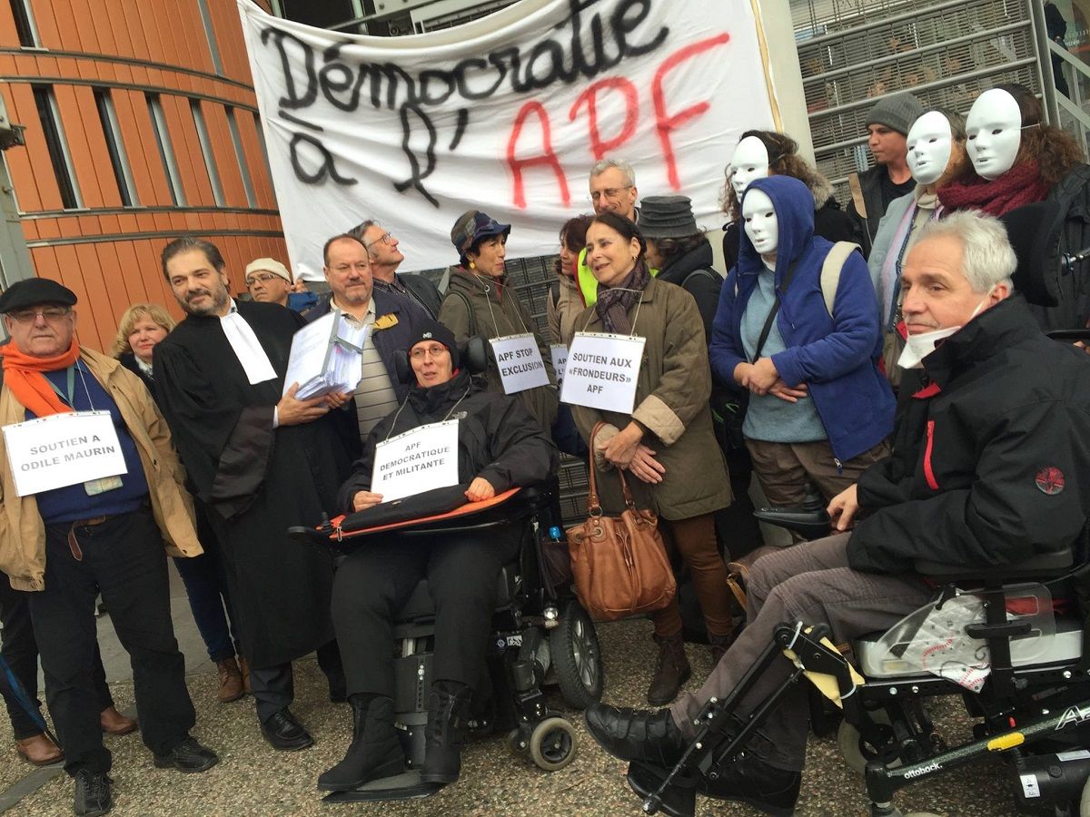 Odile MAURIN au centre avec gauche son avocat devant le tribunal d instance de toulouse avec les frondeurs