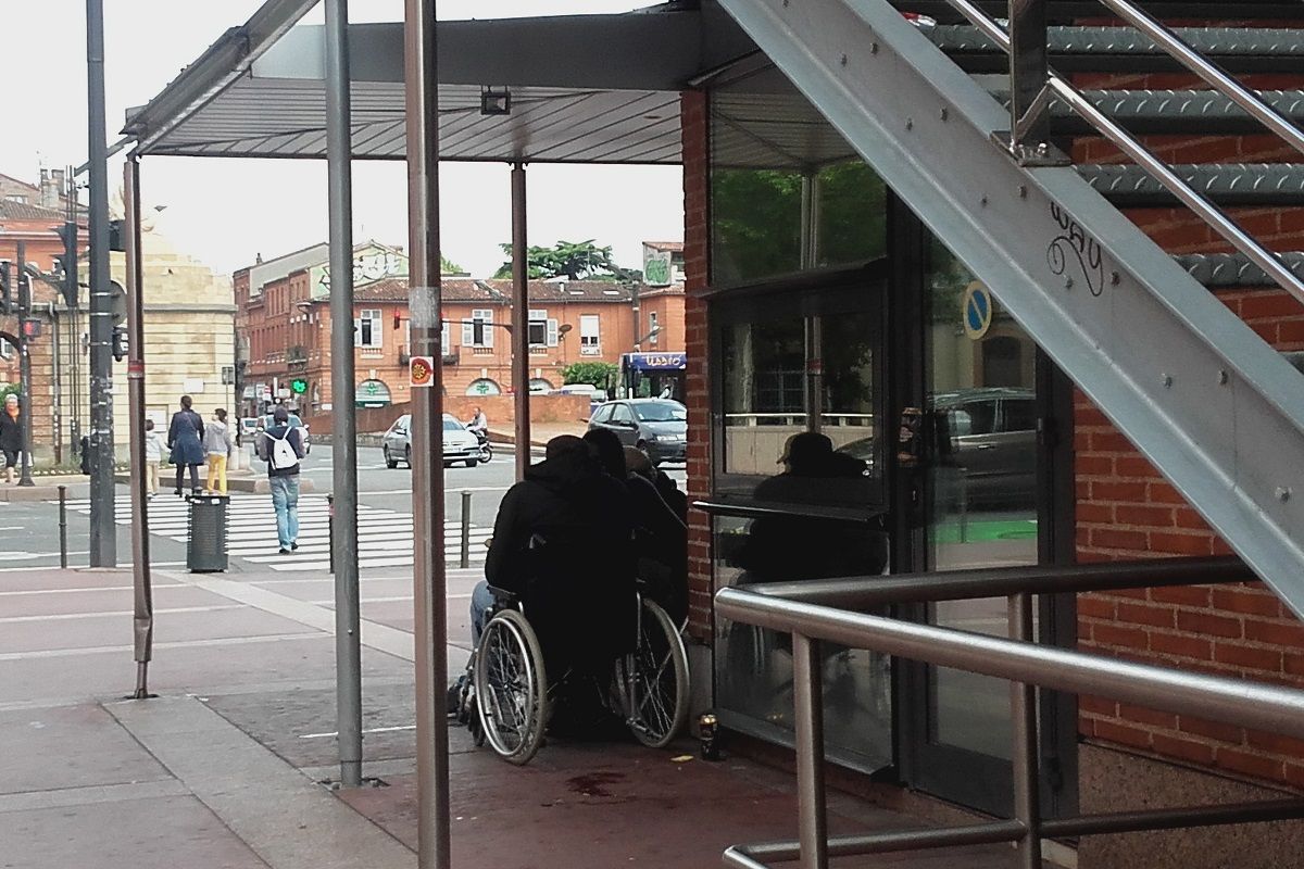 Une personne handicape en fauteuil sans domicile fixe place cyprien a toulouse
