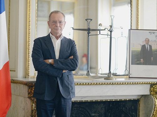 Dominique Baudis défenseur des droits dans son bureau