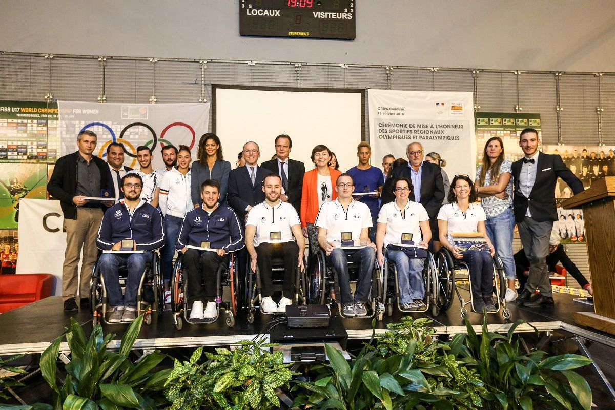 Les sportifs des jeux olympiques et paralympiques au CREPS de Toulouse avec la presidente de la region Ocitannie