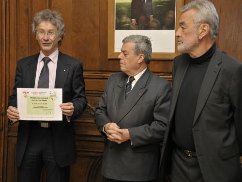 Les lauréats 2012 avec au centre le Général BOBILLIARD et a sa droite Philippe COQUEREAU et Jean-Michel HIEAUX, distingué pour leur projet « Handivoile à la conquête de l’Europe ».