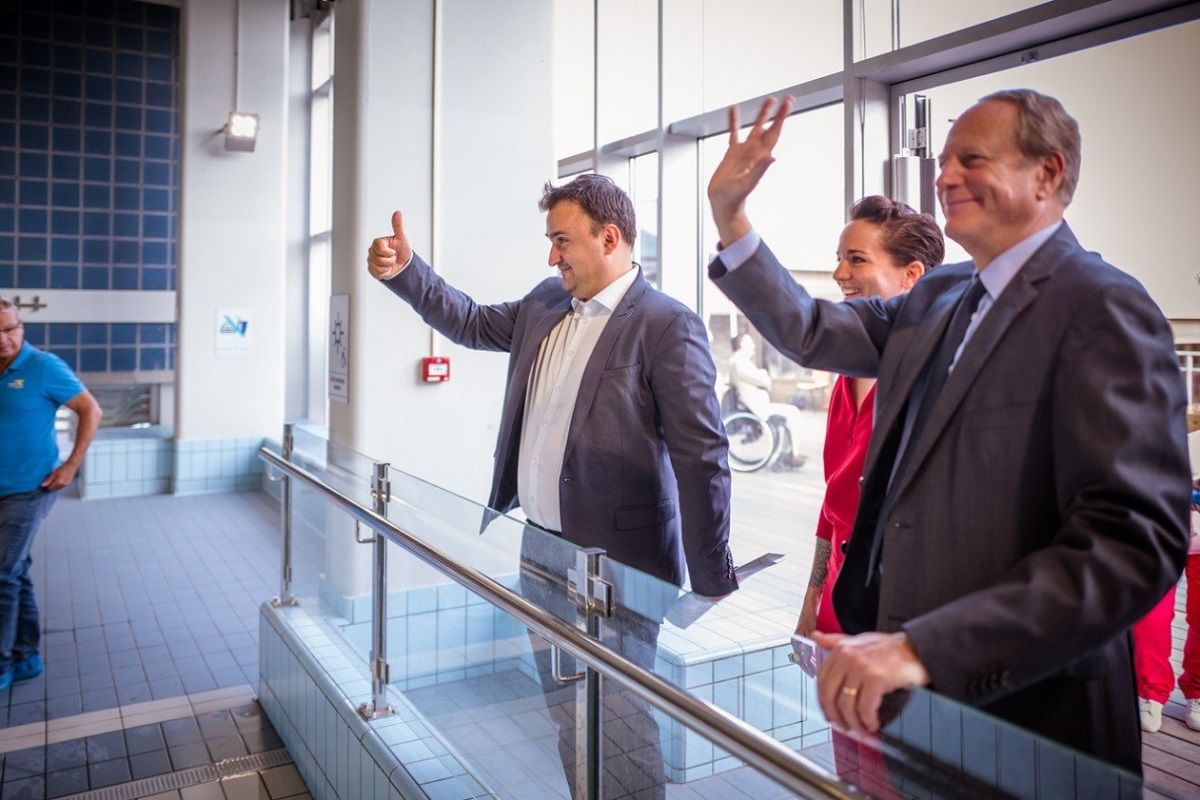 De gauche a droite Jean François MARTINS adjoint Ã&nbsp; la Maire de Paris en charge du Sport a inauguré les deux piscines en présence des Architectes