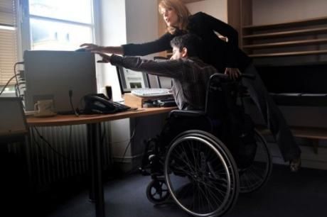 Une personne à mobilité réduite sur son lieu de travail, le 13 novembre 2008 en Basse-Normandie (AFP/Mychele Daniau)