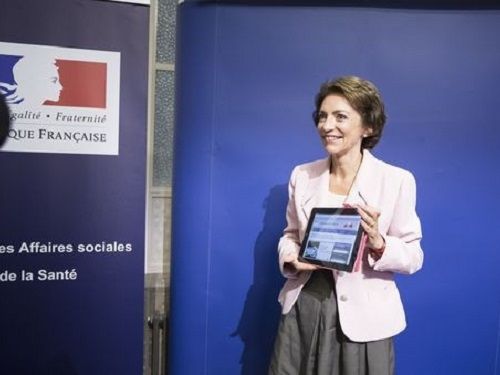 Marisol Touraine, ministre des Affaires sociales et de la Santé, présentant sur une tablette la nouvelle base de données publique des médicaments, après d'une conférence de presse au Ministère de la Santé.