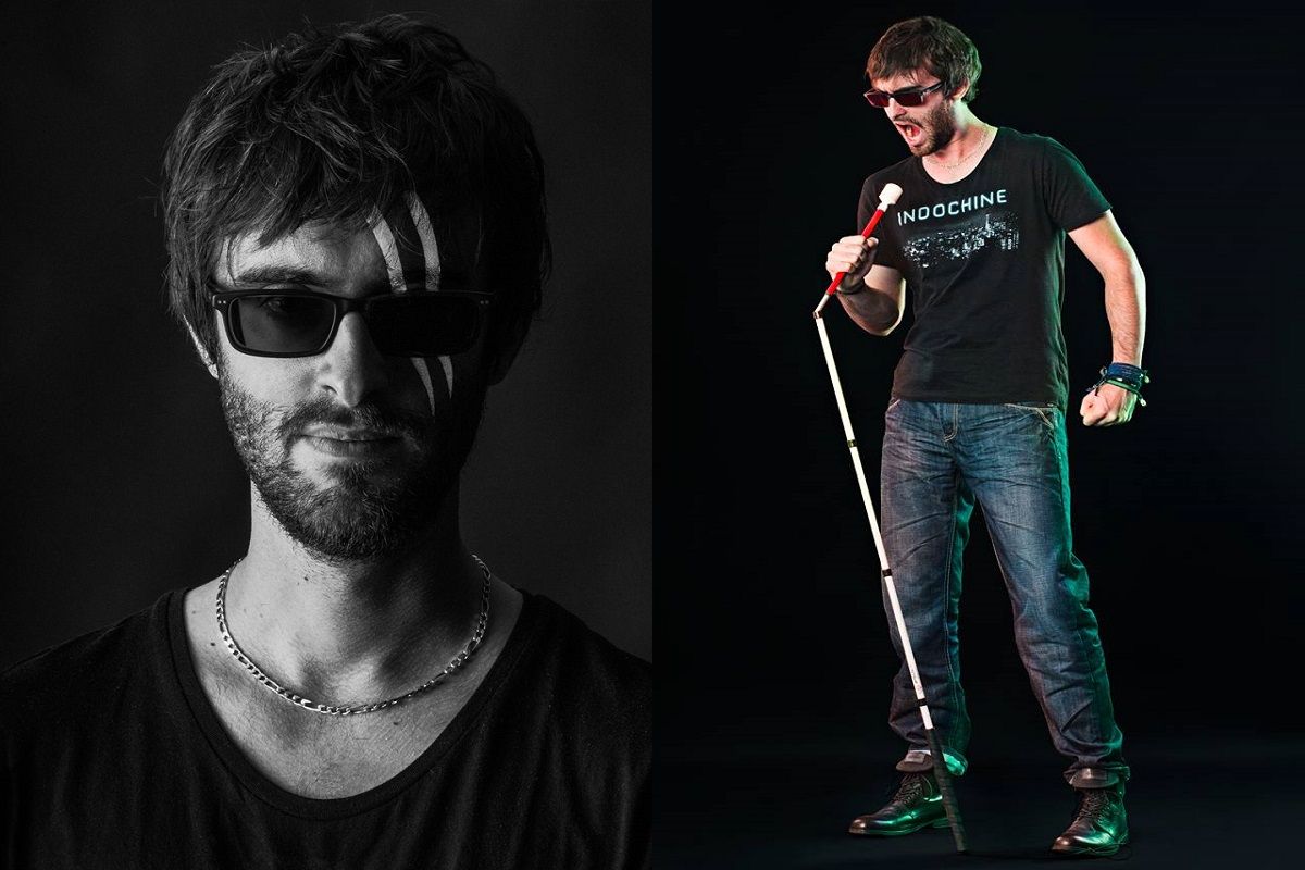 Le portrait de François (Gauche) et François (a Droite) avec une canne blanche imitant un micro 40126