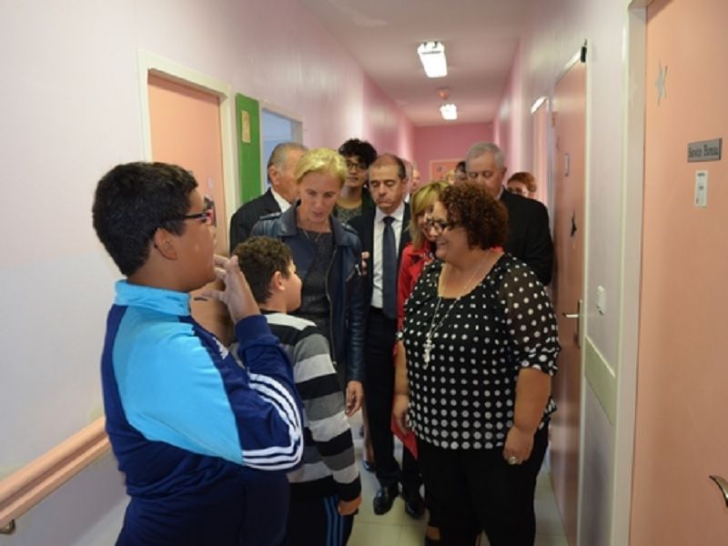 Visite de Segolene NEUVILLE a l IME les Acacias dans l_Aude