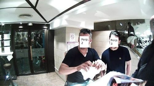 les salariés du Mac Do a Paris déchirant la lettre donnée et la doc technique donné par la victime à son agresseur