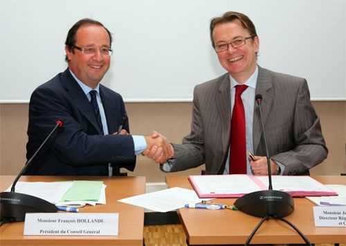 Fran&ccedil;ois Hollande a gauche le 3 juillet 2009 serrant de Jean-Charles WATIEZ &copy; Caisse des D&eacute;p&ocirc;ts