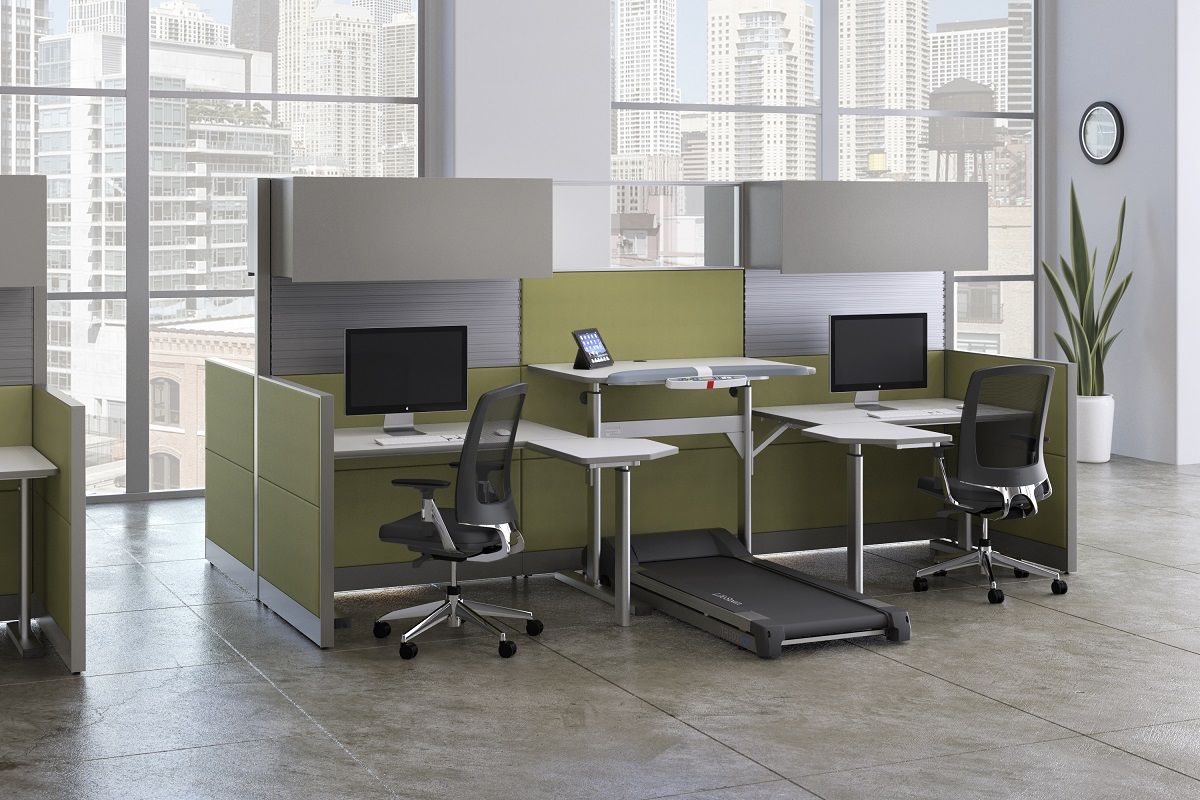 Cubicle Un bureau dont l un d eux au milieu et equipe d un tapis roulant