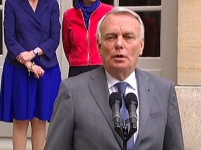 Le Premier  Ministre Jean-Marc AYRAULT après la réunion avec le Haut Conseil de la Famille a Matignon a lequel il présenté sa réforme