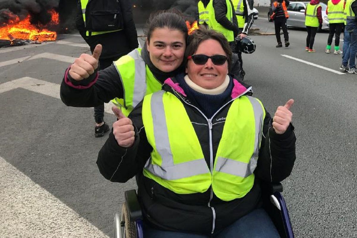 une femme handicapée en gilet jaune a carvin libercourt dans le departement du pas de calais sur la départementale 954 884fb