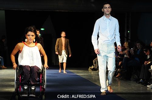 Une jeune femme défilant sur scène et présentant sur elle les vêtement de la collection du designer Chris Ambraisse Boston,