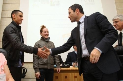 Beno&icirc;t Hamon, le ministre d&eacute;l&eacute;gu&eacute; en charge de l'&eacute;conomie sociale et solidaire, signe &agrave; Auch le 9 novembre 2012 les premiers emplois d'avenir de la r&eacute;gion Midi-Pyr&eacute;n&eacute;es. Avec Estelle et Bouazza ag&eacute; de 21 et 17 ans sont tous deux embauch&eacute;s par le conseil g&eacute;n&eacute;ral d'Auch. Estelle a sign&eacute; un contrat de jardinier. Bouazza a sign&eacute; un contrat d'assistant logistique.